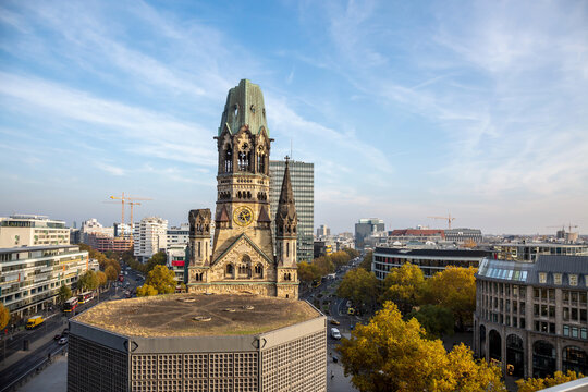 Kaiser-Wilhelm-Ged&auml;chtniskirche in Berlin am Kurf&uuml;rstendamm aus der Vogelperspektive