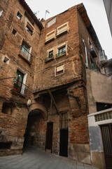 Fototapeta na wymiar Tudela Alleyway with Historic Buildings