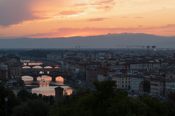 Vistas del atardecer de la Ciudad de Florecia (Italia), Ponte Vecchio, Catedral de Santa Maria del Fiore