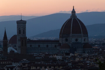 Fototapeta na wymiar Vistas del atardecer de la Ciudad de Florecia (Italia), Ponte Vecchio, Catedral de Santa Maria del Fiore