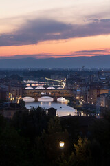Fototapeta premium Vistas del atardecer de la Ciudad de Florecia (Italia), Ponte Vecchio, Catedral de Santa Maria del Fiore