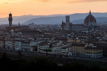 Fototapeta na wymiar Vistas del atardecer de la Ciudad de Florecia (Italia), Ponte Vecchio, Catedral de Santa Maria del Fiore