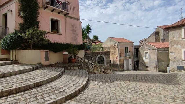 Maratea - Panoramica della piazzetta triangolare prospiciente la Chiesa Madre