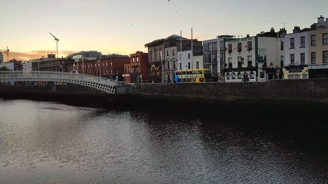 Dublino - Panoramica del lungofiume Liffey da Ormond Quay Lower