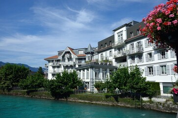 Edificio junto al río Aar en Interlaken, Cantón de Berna, Suiza