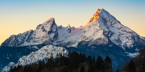Berg Watzmann in den Berchtesgadener Alpen im Sonnenaufgang im Winter - 685868020