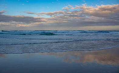 ondas e o pôr-do-sol da  Praia do Santinho Florianópolis Brasil