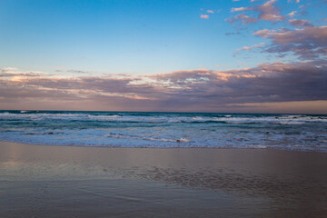 ondas no pôr-do-sol da  Praia do Santinho Florianópolis Brasil