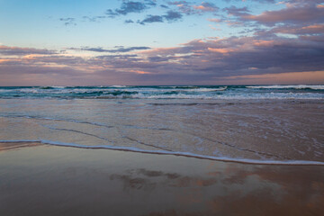 ondas no pôr-do-sol da  Praia do Santinho Florianópolis Brasil