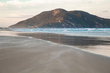 Fototapeta na wymiar vento na areia da Praia do Santinho Florianópolis Brasil