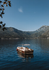 Barco perdido em Perast 