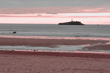 Vista de la playa de Somo con el faro de la isla de Mouro
