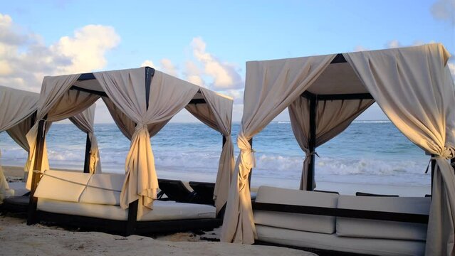 Chaises de plage et parasols sur une plage tropicale au coucher du soleil. Punta Cana, R&eacute;publique Dominicaine