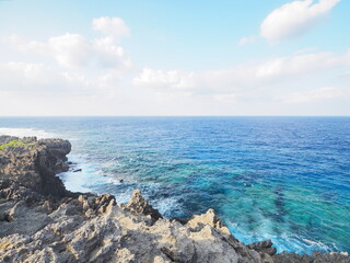 高台から見おろす沖縄の海