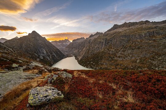 Autumn atmosphere at Lake Grimsel in the Swiss Alps with Zinggenstock, Lauteraar Rothoerner, Lauteraarhorn and Schreckhorn, Grimsel region, Canton Bern, Switzerland, Europe
