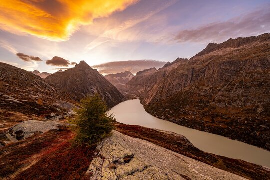 Autumn evening mood at Grimselsee in the Swiss Alps with Zinggenstock, Lauteraar Rothoerner, Lauteraarhorn and Schreckhorn, Grimsel region, Canton Bern, Switzerland, Europe