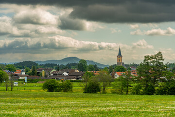 Blick auf das kleine Dorf Teisendorf in Bayern