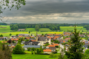Fototapeta na wymiar Blick auf das kleine Dorf Teisendorf in Bayern