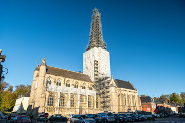 Fototapeta na wymiar Restauration du clocher d'une église. Echafaudage imposant. Collégiale d'Auffay (76)