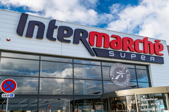 Supermarch&eacute;  Intermarch&eacute;. Facade principale avec enseigne