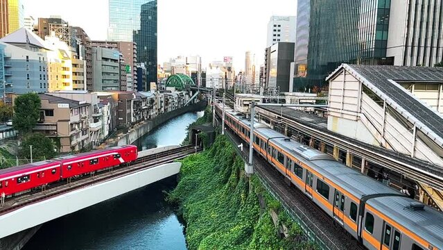 御茶ノ水駅を出発する中央線と神田川上を通過する丸の内線(スローモーション)