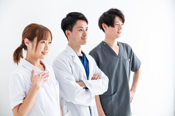 真っ直ぐ前を見つめる医療チーム