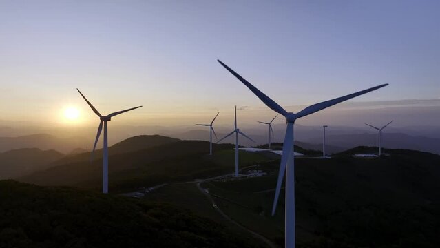 Wind power generator on the mountain against the background of the sunrise. 풍력 발전기, 풍력 터빈, 일출.	
