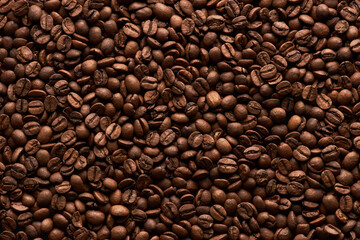 Obraz premium Top view food background of delicious roasted coffee beans, copy space