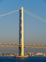 朝の明石海峡大橋の主塔。(縦構図)
