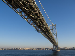 朝の明石海峡大橋を見上げる。
