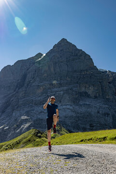 Eroberung der Alpenpfade - Ein Trailrunner meistert die anspruchsvollen Wege der Schweizer Alpen, wo jeder Schritt inmitten der atemberaubenden Natur zur ultimativen Freiheit f&uuml;hrt.