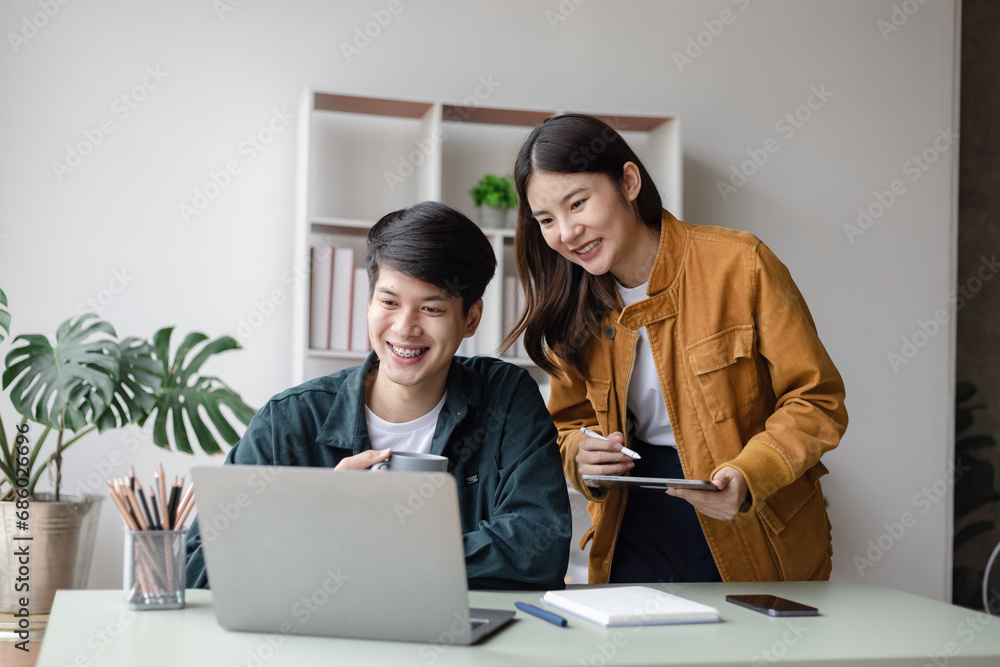 Aufkleber technology and financial advisory services concept. business teamwork and working on digital laptop 