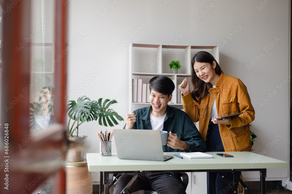 Aufkleber technology and financial advisory services concept. business teamwork and working on digital laptop 