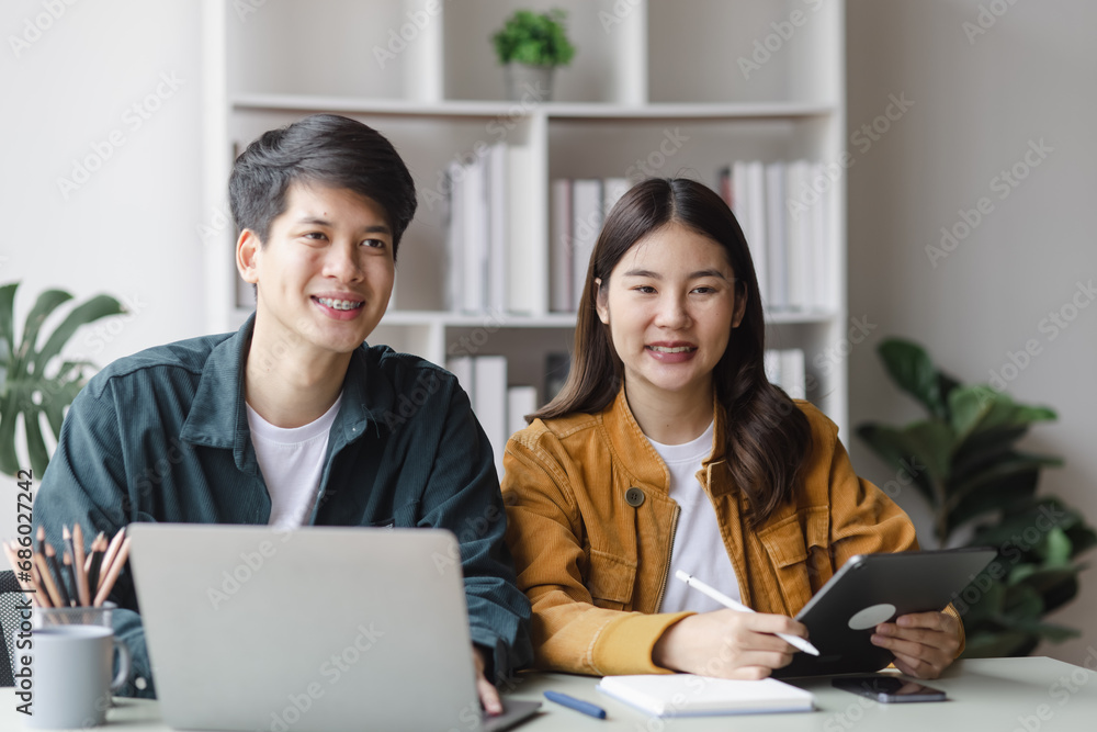 Aufkleber technology and financial advisory services concept. business teamwork and working on digital laptop 