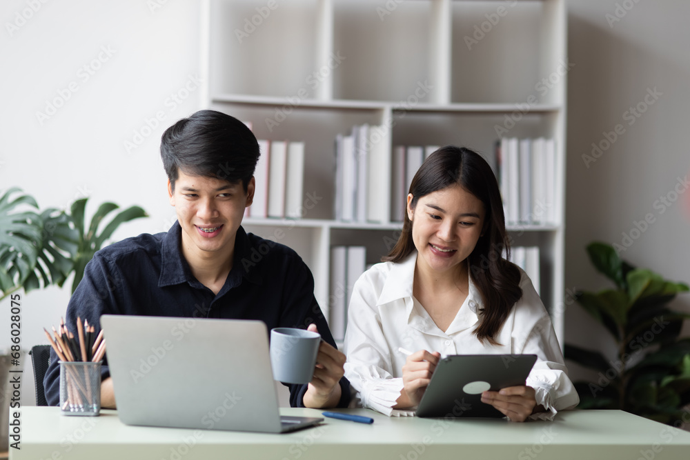 Aufkleber technology and financial advisory services concept. business teamwork and working on digital laptop 