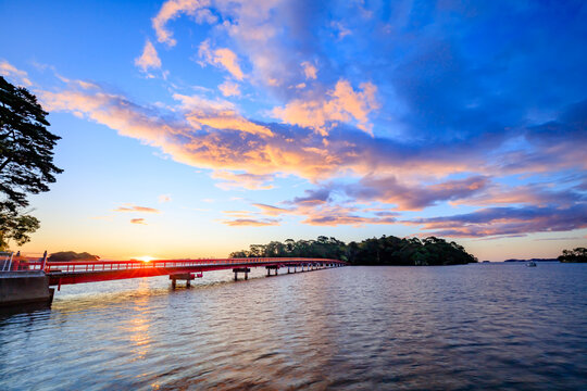 松島の日の出　福浦橋と福浦島　宮城県松島町　sunrise in matsushima. Fukuura Bridge and Fukuura Island. Miyagi Pref, Matushima town.