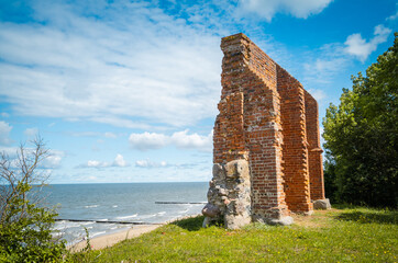
The photo shows the remains of the church of St. Nicholas in Trzęsacz – the ruins of the temple on the Baltic Sea. Fragments of walls and architectural details testify to the former splendor of this 