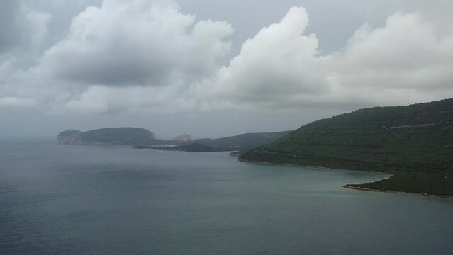 survol des plages de capo caccia au nord de la Sardaigne en Italie vers Alghero