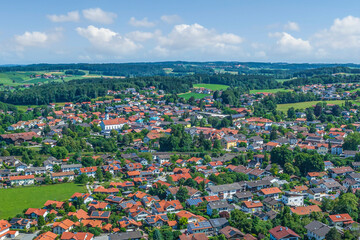 Blick auf die Marktgemeinde Bad Endorf im Chiemgau in Oberbayern