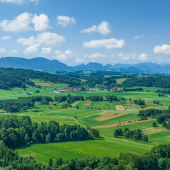 Fototapeta na wymiar Typische Landschaft in Oberbayern bei Bad Endorf im Chiemgau, Blick zum Alpenrand
