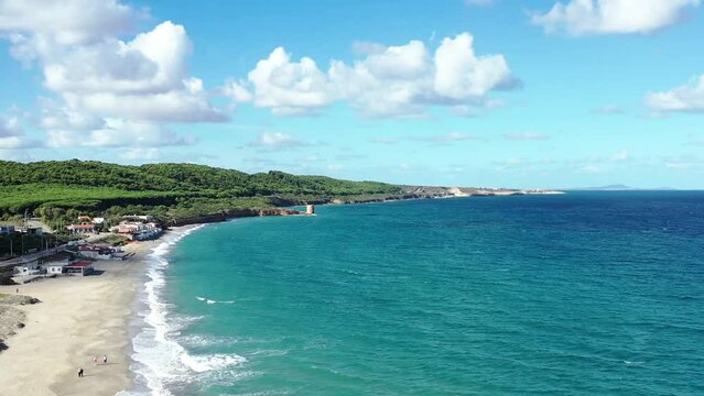 survol des plages au nord de la Sardaigne en Italie vers Castelsardo