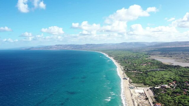 survol des plages au nord de la Sardaigne en Italie vers Castelsardo