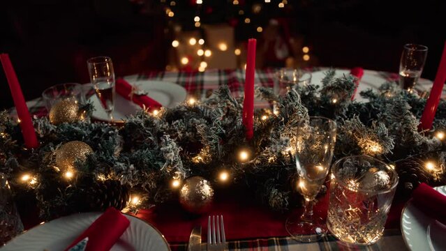 Table ready to welcome a family Christmas dinner 