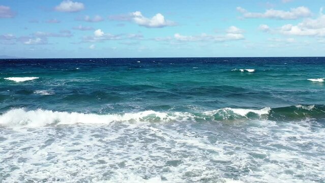 survol des plages au nord de la Sardaigne en Italie vers Castelsardo