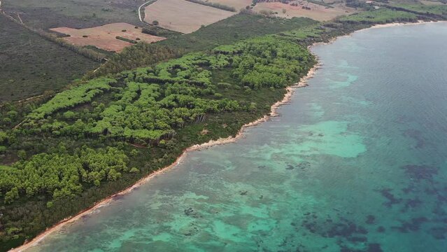survol des plages de capo caccia au nord de la Sardaigne en Italie vers Alghero