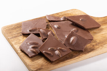 ピスタチオ入りクーベルチュールの割りチョコレート