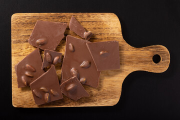 ピスタチオ入りクーベルチュールの割りチョコレート