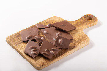 ピスタチオ入りクーベルチュールの割りチョコレート