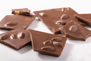 ピスタチオ入りクーベルチュールの割りチョコレート