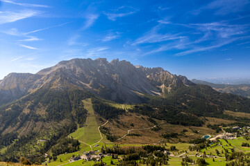 Der Latemar über Karersee in den Dolomiten, Südtirol